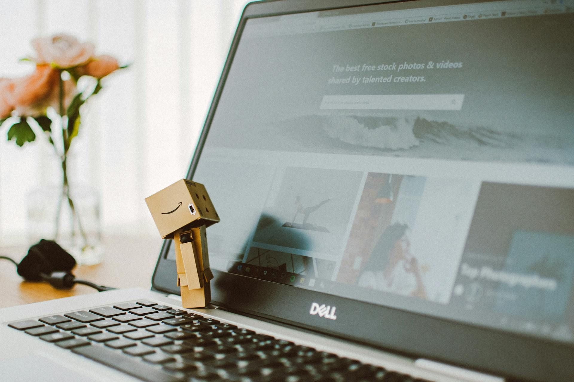 Figurka patrząca na ekran laptopa