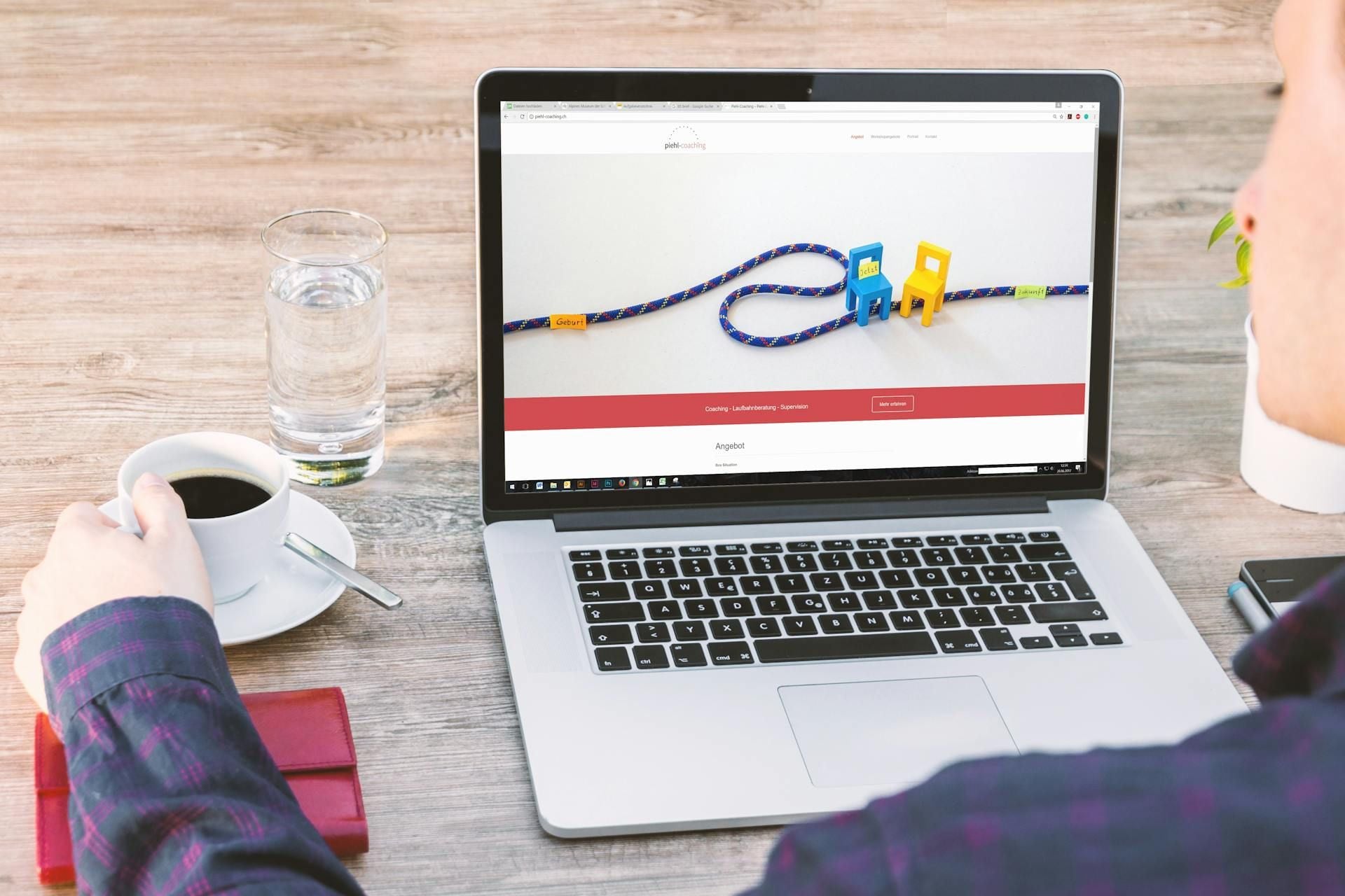 Laptop ze stroną internetową